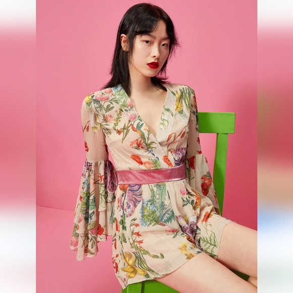 MUKZIN V-neck Printed Sexy Bell Sleeve Romper NWOT - Picture 2 of 8